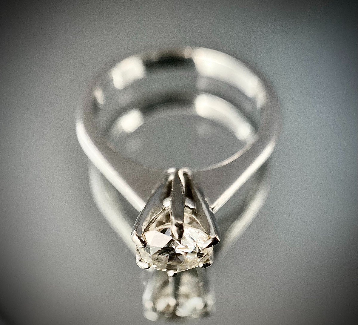 Bague Solitaire En Or Gris 18 Carats Sertie d'Un Brillant De 0,70 Carat-photo-2