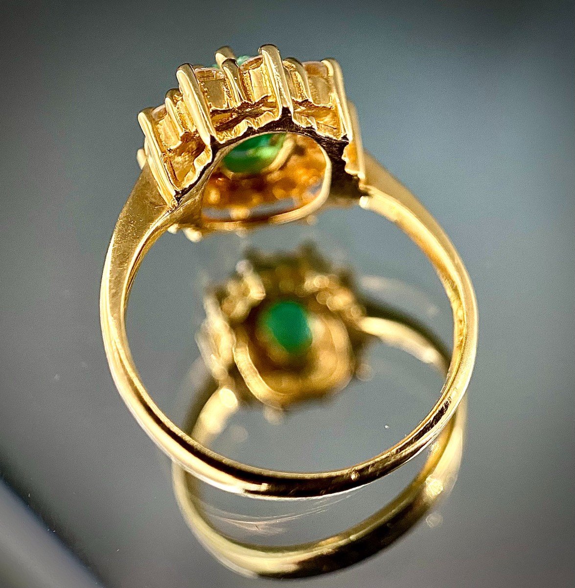 Bague Marguerite Sertie d'Une émeraude De 0,80 Carat Et 10 Brillants-photo-3