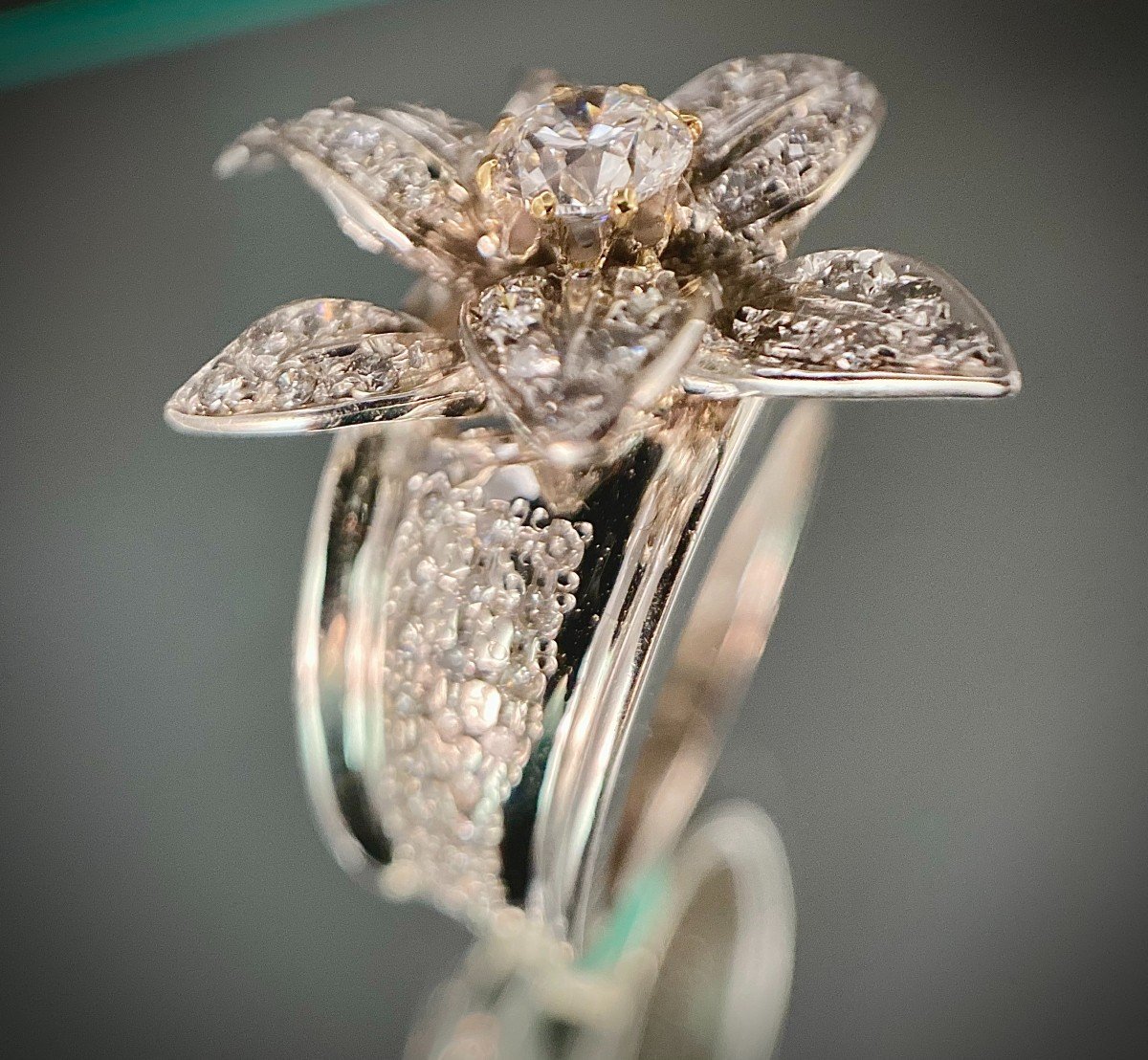 Flower Ring In Platinum Set With A Central Brilliant Of 0.43 Carat (vvs-e/f)-photo-1