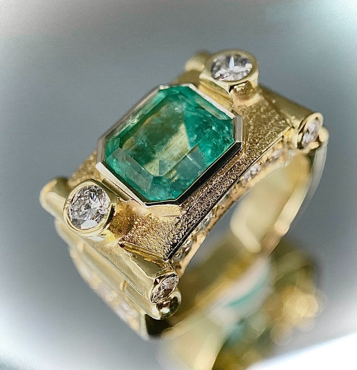 18k Yellow Gold Ring Set With A 2 Carat Emerald And 1.50 Brilliants-photo-1
