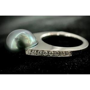 18k White Gold Ring Set With A Gray Cultured Pearl And Brilliants