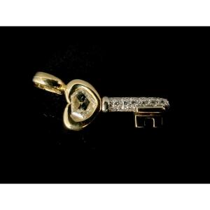 Pendant In The Shape Of A Key In Yellow Gold Set With A Heart Cut Yellow Diamond Of +/- 1.25 Ct