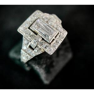 Bague Art Déco Sertie d'Un Diamant Taille Baguette De 0,80 Carat + 0,80 Carat De Brillants