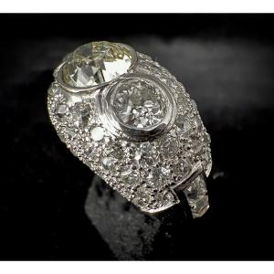 Bague en or blanc sertie de 3 diamants taille ancienne dont le diamant central fait 2,5 carats