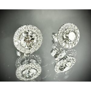 Boucles d’oreilles or blanc sertie de deux diamants taillés en brillant de 0,51 et 0,55 carat