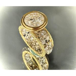 Bague en or blanc et jaune 18 carats sertie d’un diamant en serti clos de 4 carats