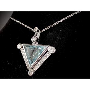 Pendentif en or blanc 18 carats serti d'un diamant bleu taillé en triangle de 4,50 carats