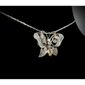 Pendentif stylisant un papillon en or jaune 18 carats orné de 26 diamants