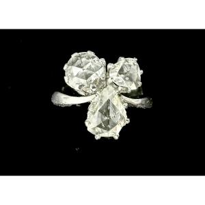 Bague Art Nouveau en or blanc sertie de 3 diamants taille rose