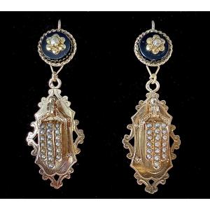 Paire de pendants d’oreilles, Napoléon III, or rose et jaune 18 carats, onyx et perles fines