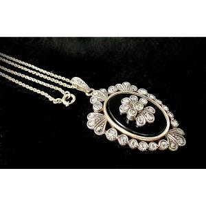 Pendentif XIX siècle, en platine et en argent orné d'onyx, diamants taille rose et ancienne