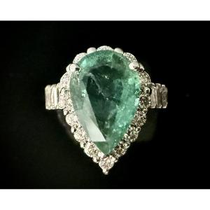 White Gold Ring With A 2.50-carat Pear-shaped Emerald And A Setting Of Diamonds In Various Cuts