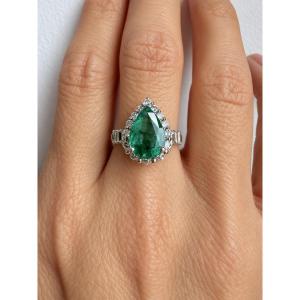 White Gold Ring With A 2.50-carat Pear-shaped Emerald And A Setting Of Diamonds In Various Cuts