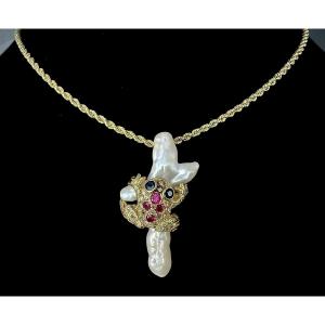 Pendentif et épingle grenouille, or 18 K, perle baroque, diamants, rubis, saphirs, signé Pieper