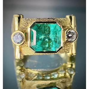 18k Yellow Gold Ring Set With A 2 Carat Emerald And 1.50 Brilliants