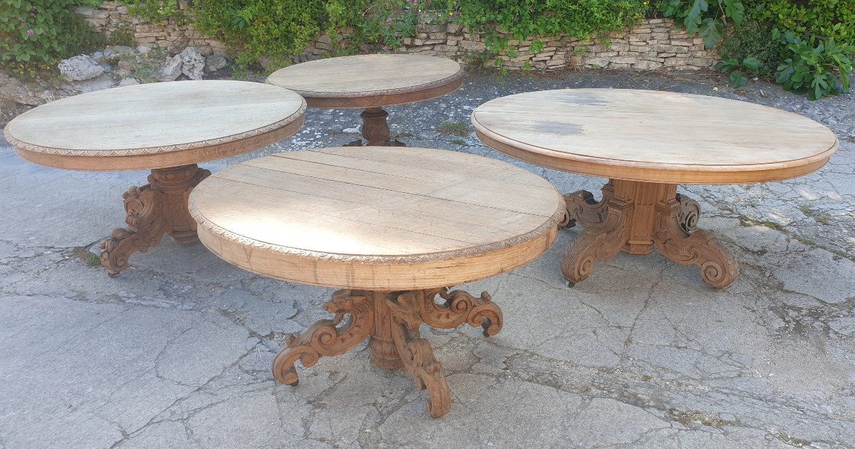 Différentes  tables à pieds central
