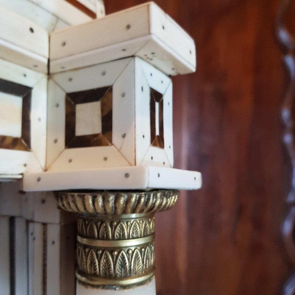 Grande Pendule. l'Os d'Une Tortue Et d'Un éléphant. H- 56cm flag-photo-1