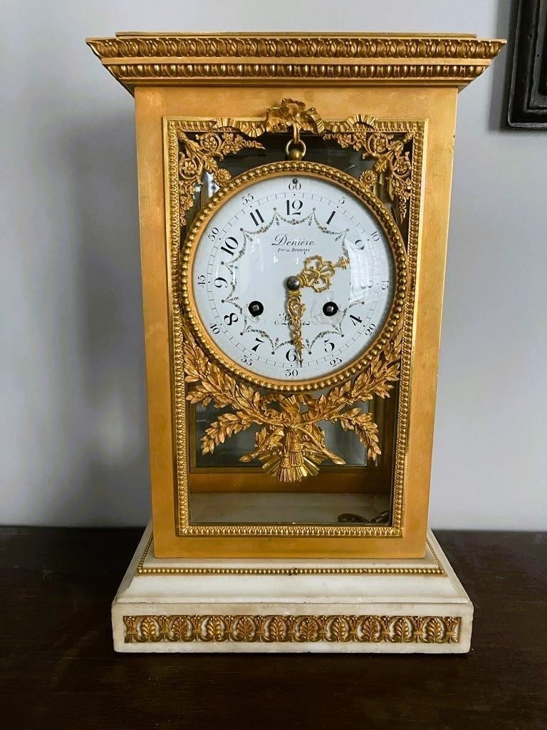 PENDULE LOUIS XVI EN MARBRE ET BRONZE DORÉ