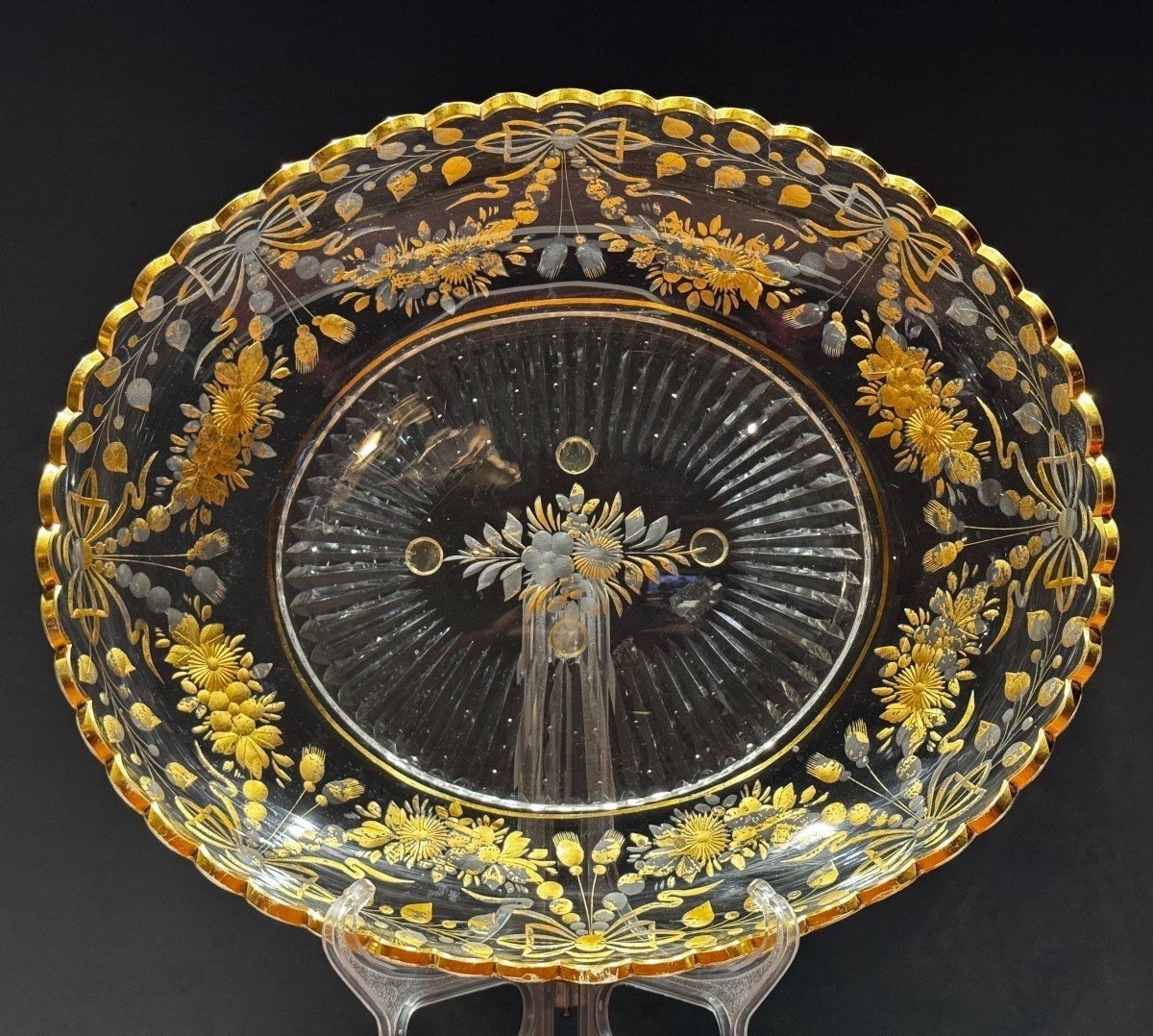 GRAND PLAT EN VERRE DORÉ. L-33CM