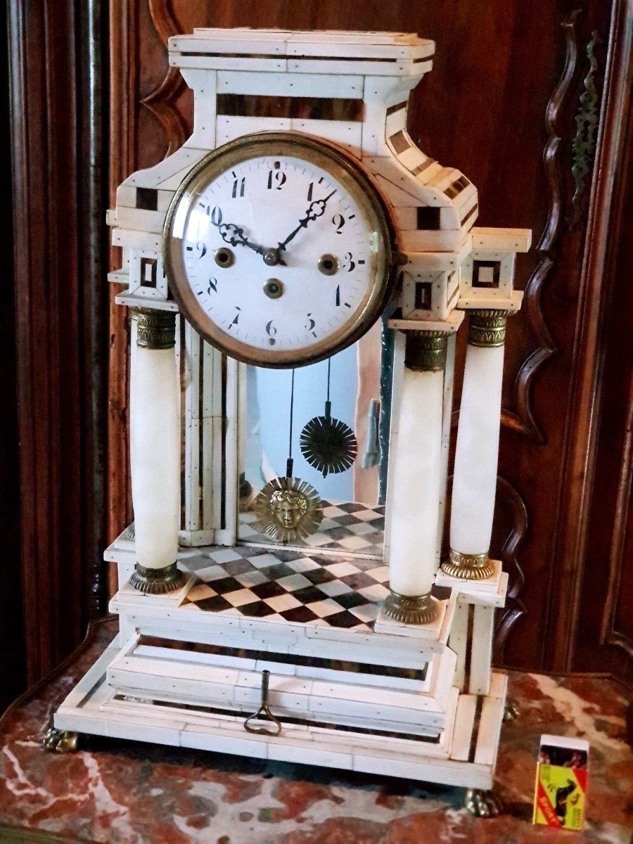 GRANDE PENDULE. L'OS D'UNE TORTUE ET D'UN ÉLÉPHANT. H- 56CM -photo-2