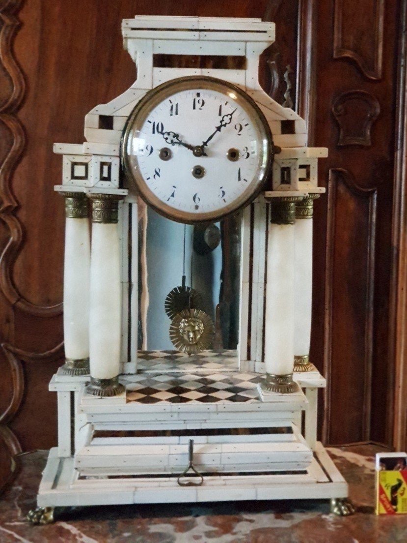 GRANDE PENDULE. L'OS D'UNE TORTUE ET D'UN ÉLÉPHANT. H- 56CM -photo-3