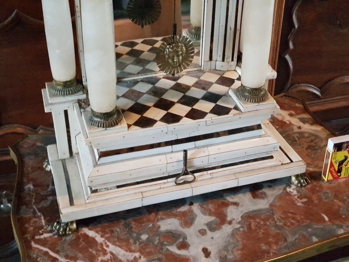 GRANDE PENDULE. L'OS D'UNE TORTUE ET D'UN ÉLÉPHANT. H- 56CM -photo-4
