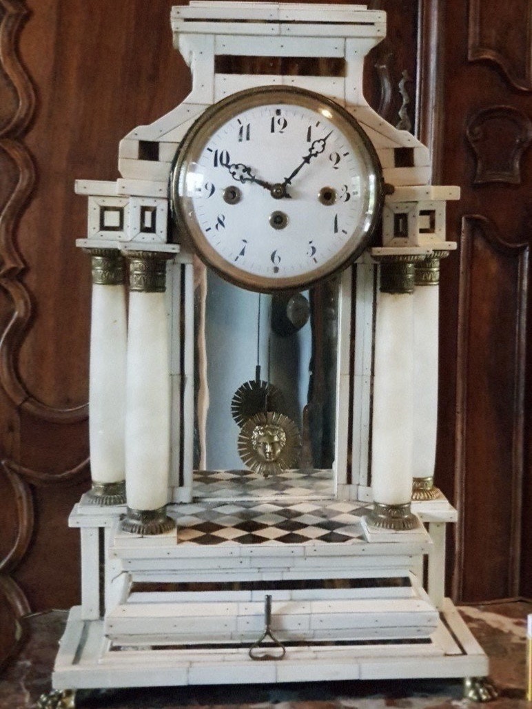 GRANDE PENDULE. L'OS D'UNE TORTUE ET D'UN ÉLÉPHANT. H- 56CM 