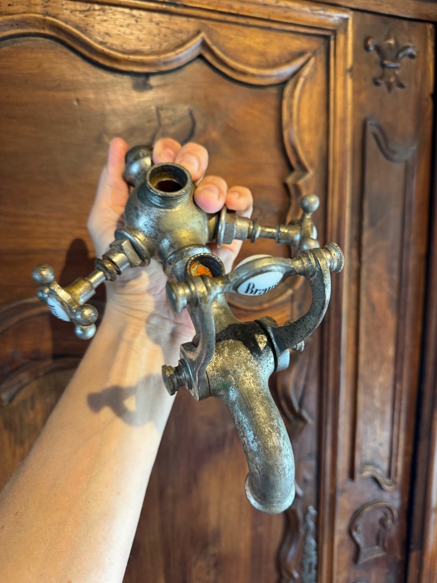 Old Bathroom Faucet. Art Deco-photo-2