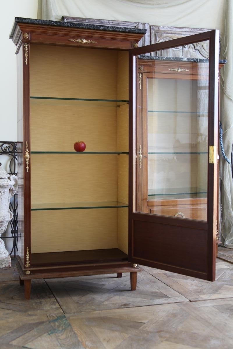 VITRINE EN ACAJOU AVEC DÉCOR EN BRONZE-photo-2