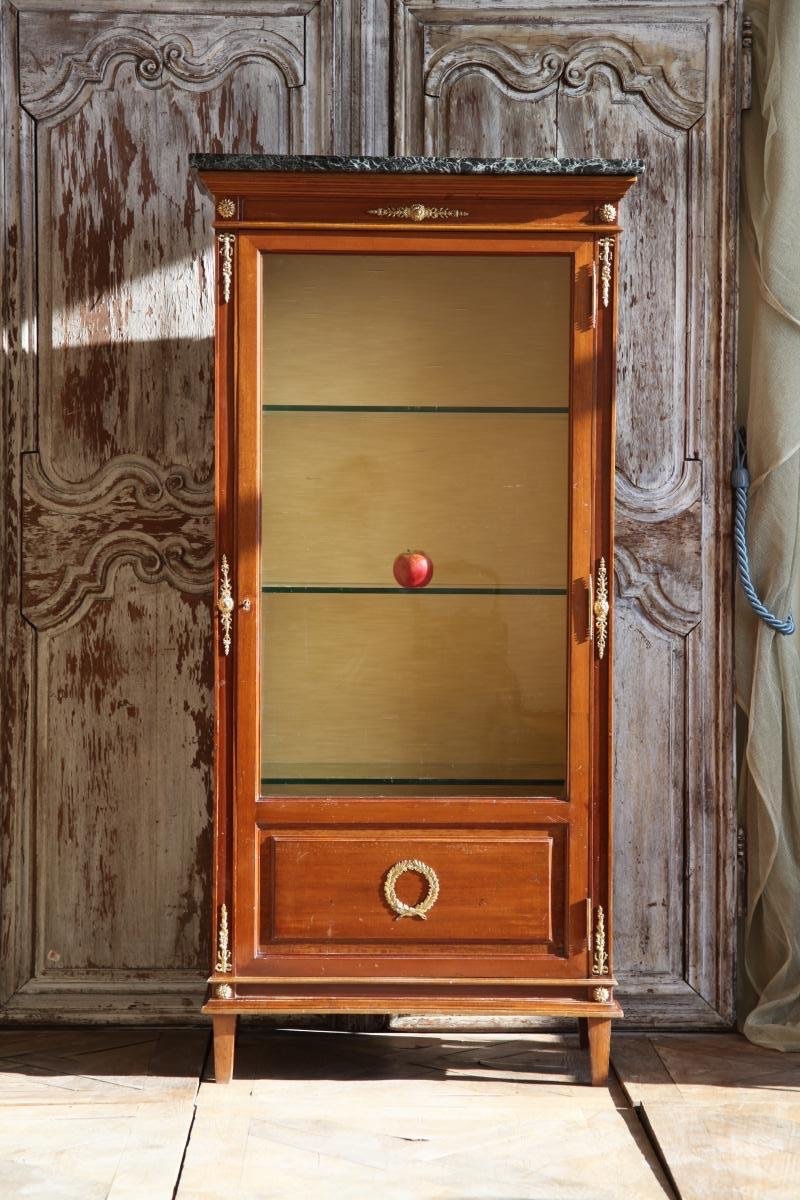 VITRINE EN ACAJOU AVEC DÉCOR EN BRONZE