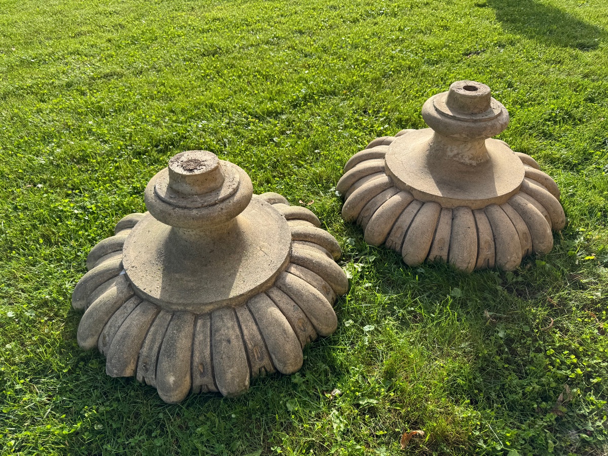 Deux vases décoratifs. Fragments. D-67cm