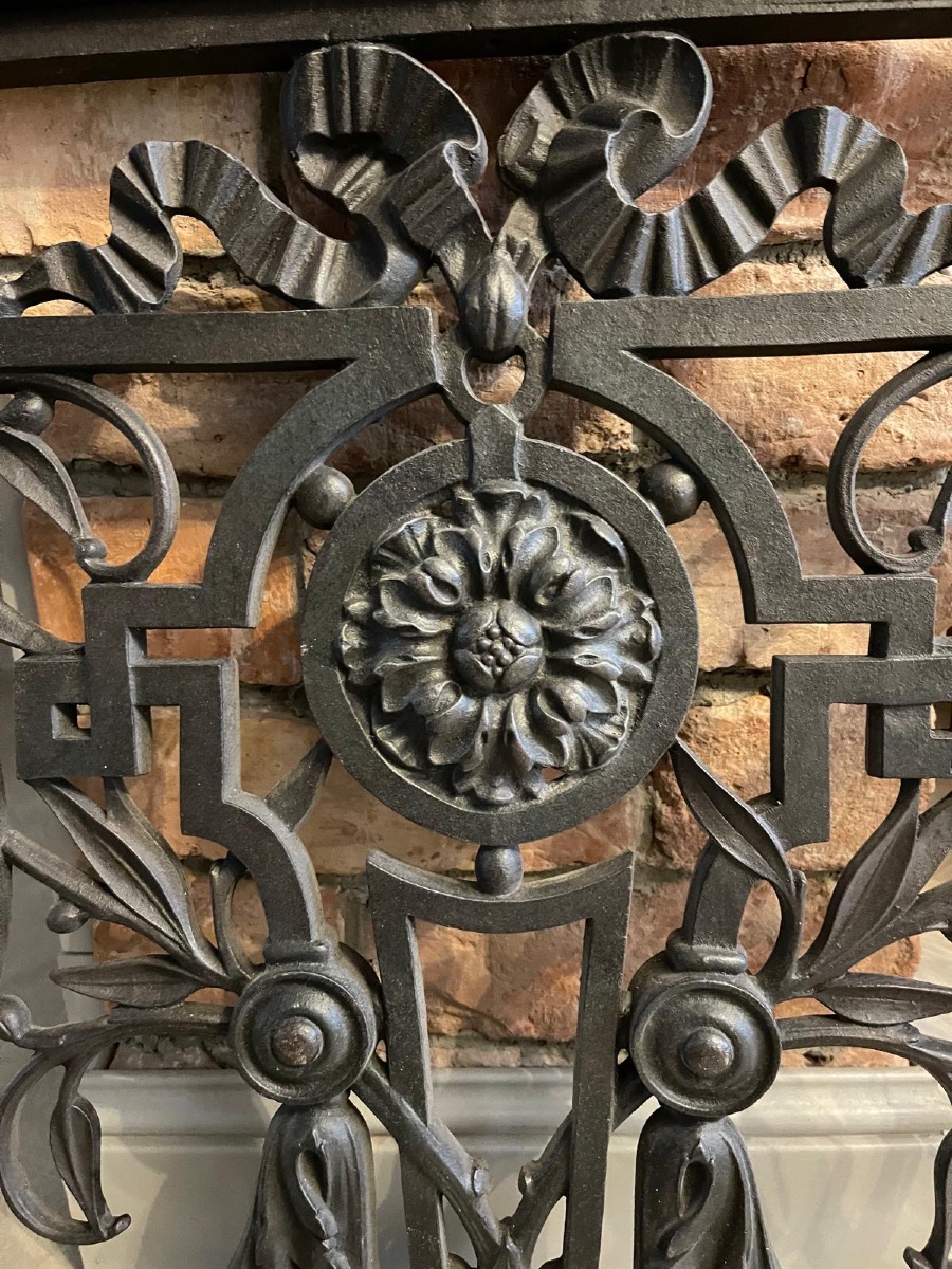 Grille de balcon. Signé