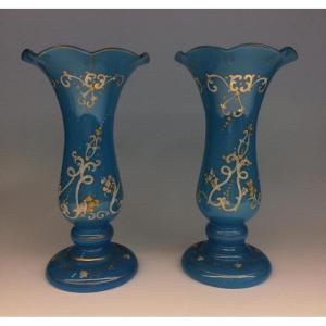 PAIRE DE VASES EN VERRE OPALE BLEU