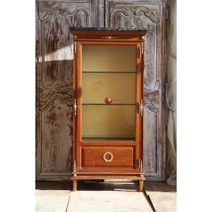 VITRINE EN ACAJOU AVEC DÉCOR EN BRONZE