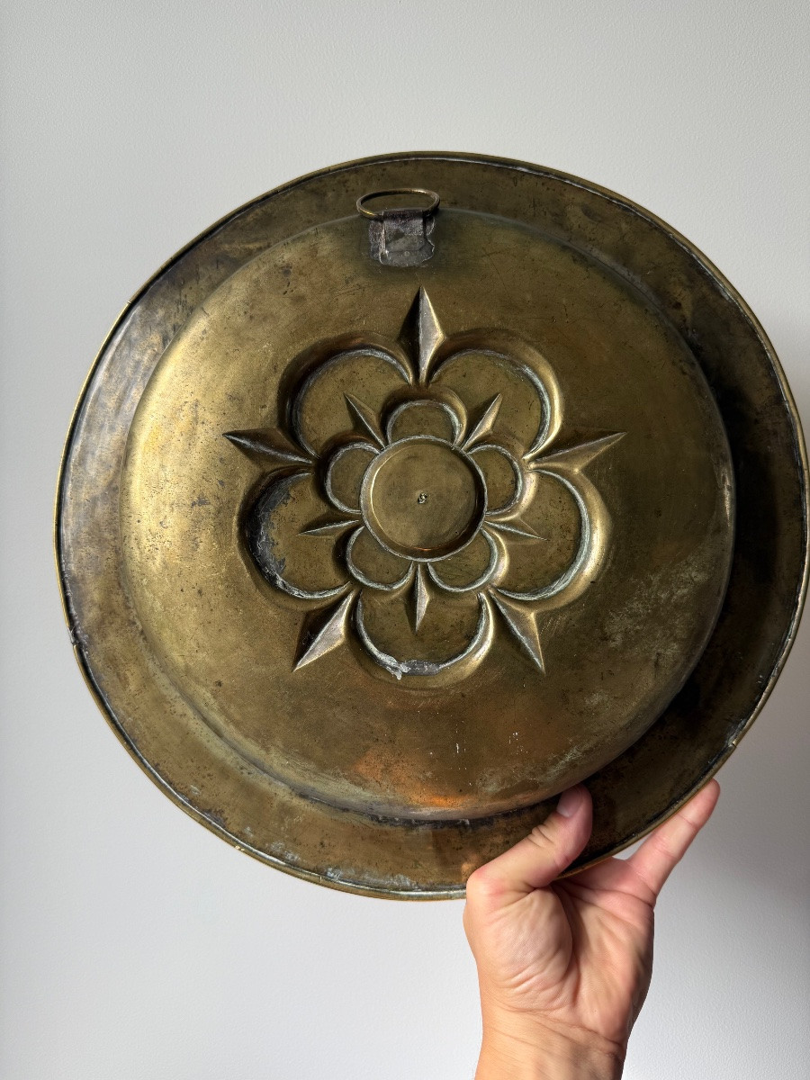 Rare plat à offrande en laiton, Nuremberg, vers 1500-photo-3