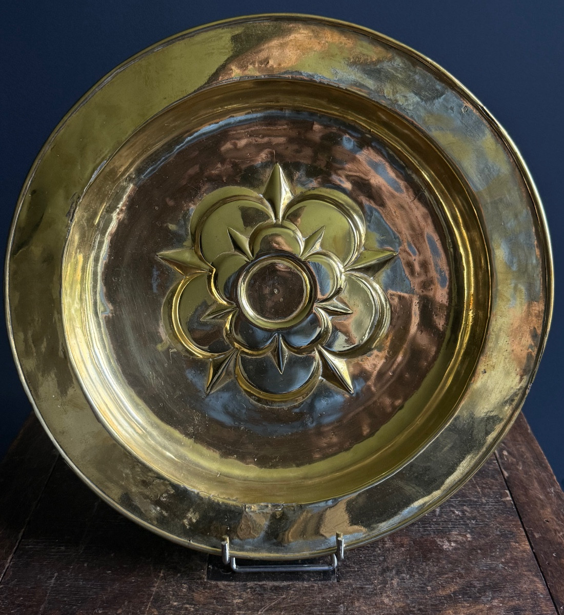 Rare plat à offrande en laiton, Nuremberg, vers 1500