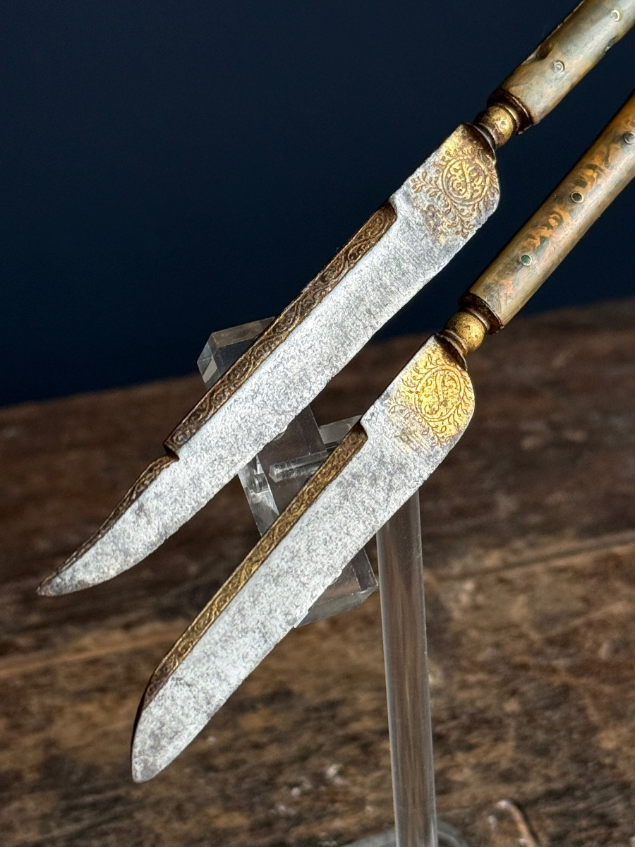 Rare paire de couteaux en corne et fer forgé damasquiné d’or, France XVIe siècle -photo-4