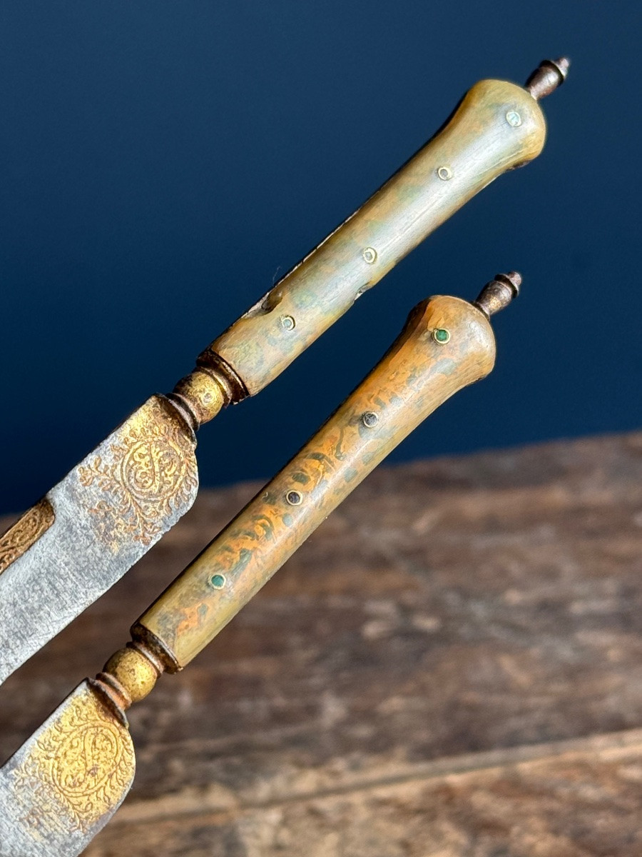 Rare paire de couteaux en corne et fer forgé damasquiné d’or, France XVIe siècle -photo-1