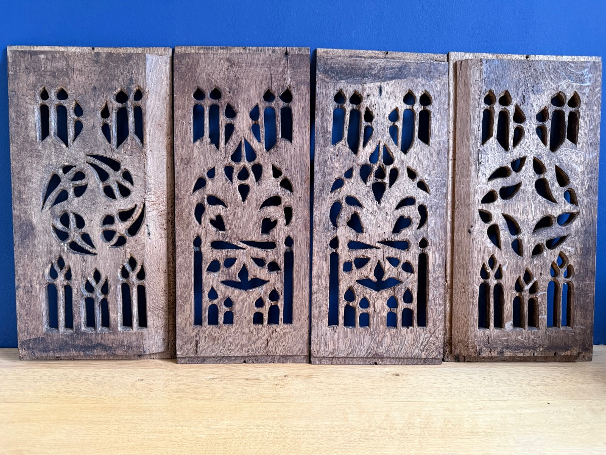 Série de quatre panneaux de chêne à motif gothique flamboyant à claire-voie. France, Normandie -photo-1