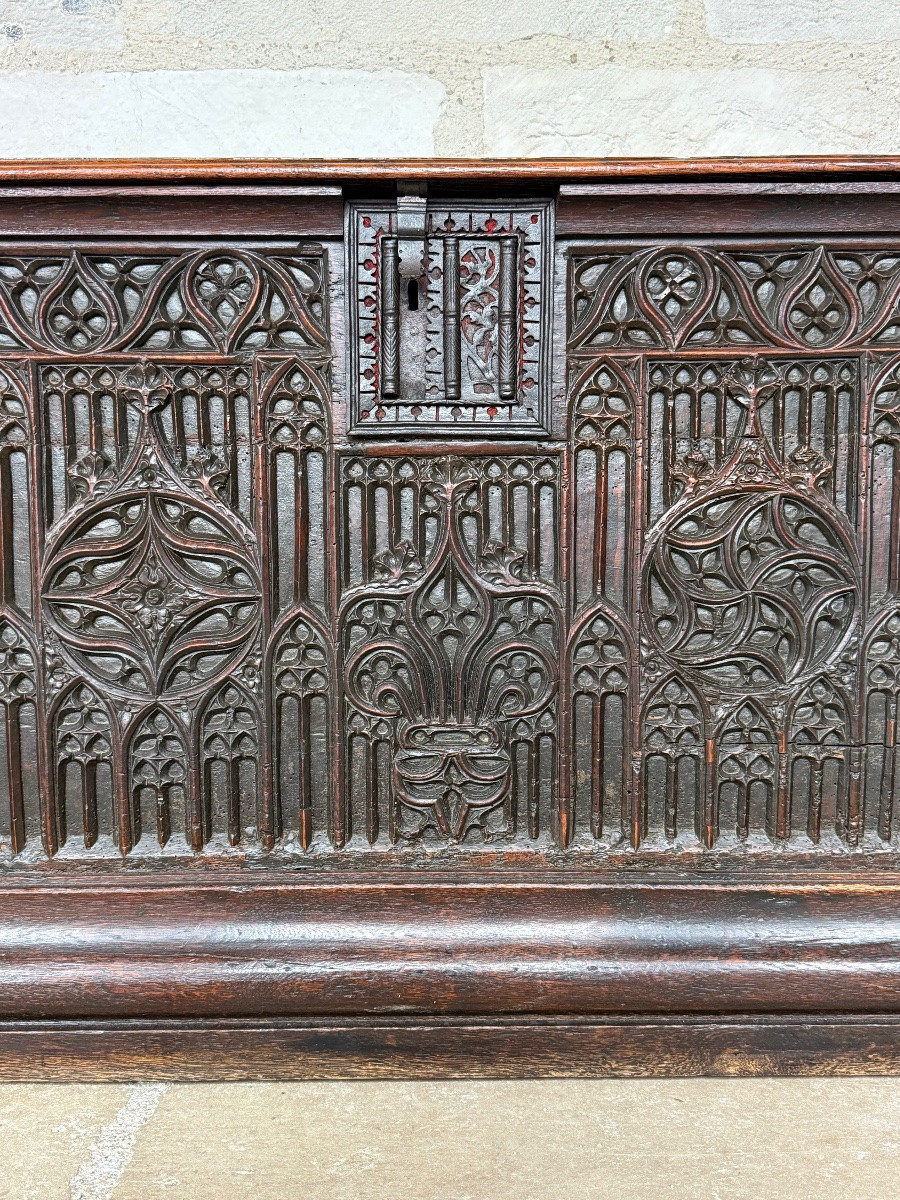 coffre avec façade gothique flamboyante ( En noyer, avec sa serrure d’époque, époque XVe)-photo-3