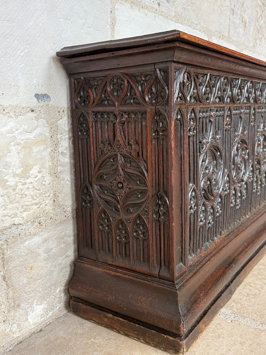 coffre avec façade gothique flamboyante ( En noyer, avec sa serrure d’époque, époque XVe)-photo-1