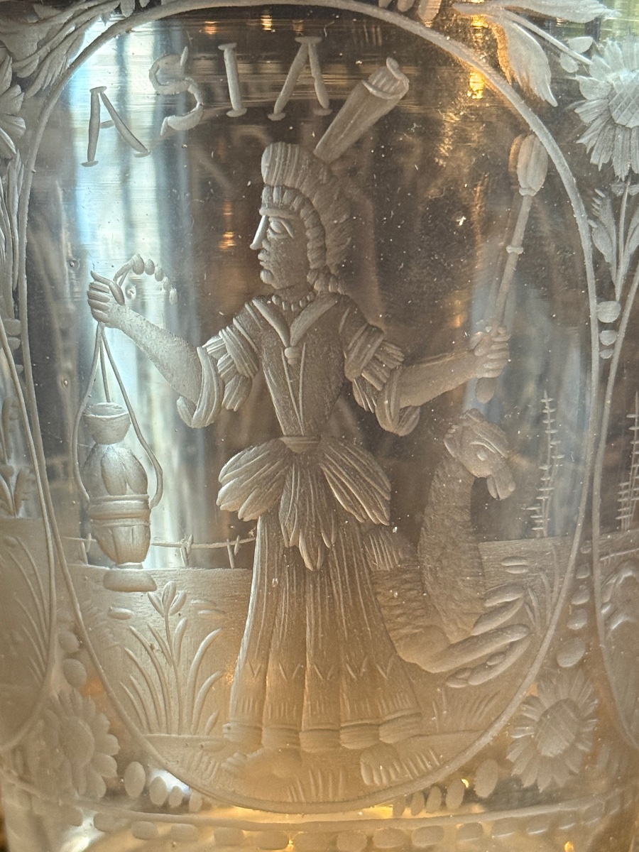 Gobelet en verre gravé figurant les quatre continents, Bohème XVIIIe siècle -photo-2