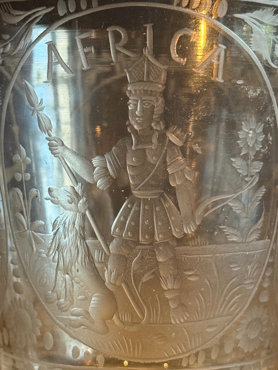 Gobelet en verre gravé figurant les quatre continents, Bohème XVIIIe siècle -photo-3