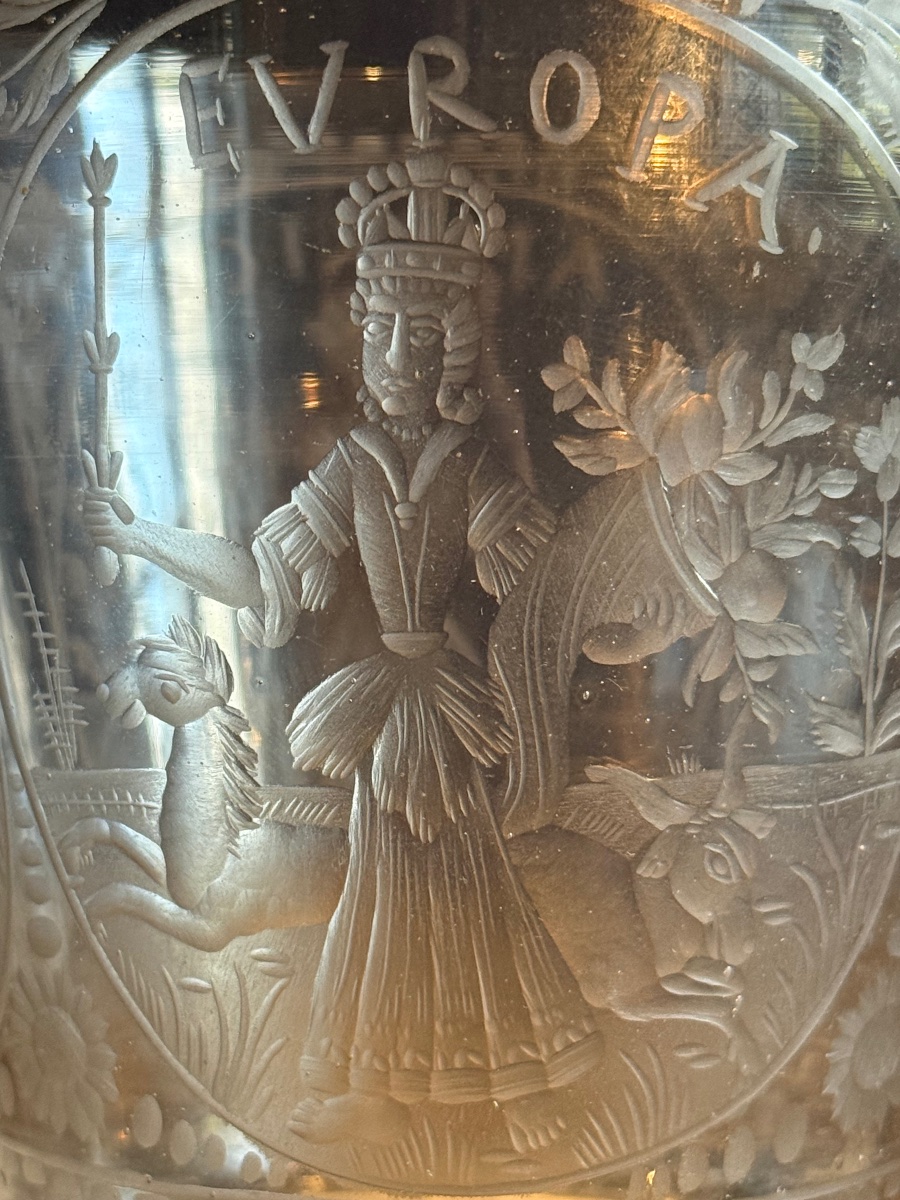 Gobelet en verre gravé figurant les quatre continents, Bohème XVIIIe siècle -photo-4