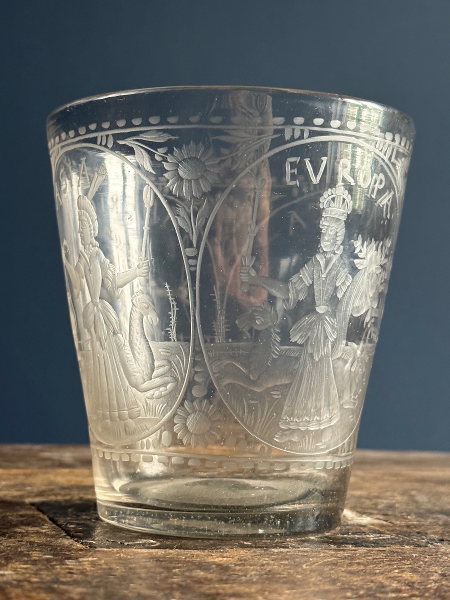 Gobelet en verre gravé figurant les quatre continents, Bohème XVIIIe siècle -photo-1