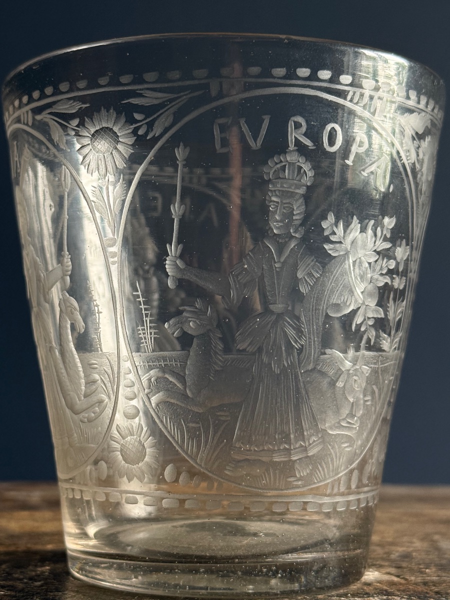 Gobelet en verre gravé figurant les quatre continents, Bohème XVIIIe siècle -photo-2