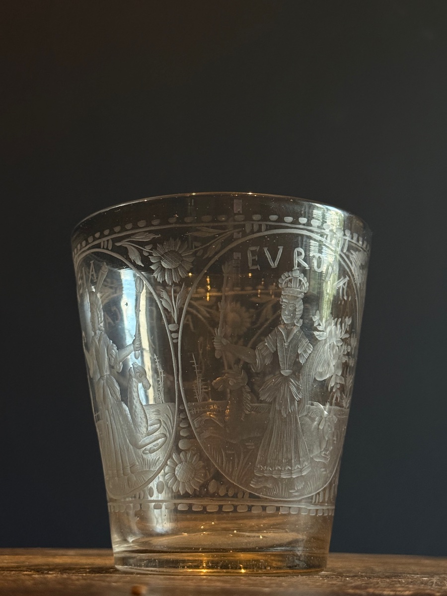 Gobelet en verre gravé figurant les quatre continents, Bohème XVIIIe siècle 