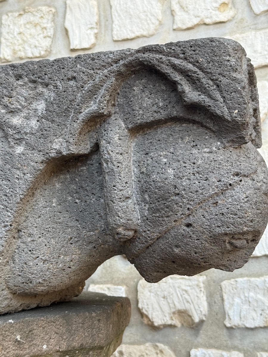 Middle Ages - Gothic - Volcanic Stone Raven, Auvergne, 13th Century -photo-7