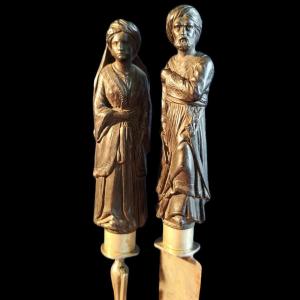 Couvert De Service En ébène Sculpté Représentant Un Couple De Nobles Turcs