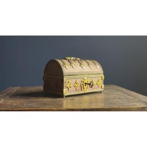 17th Century Domed Box Covered With Velvet And Golden Brass 